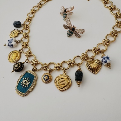 Colar com pendentes dourados e azul, e brincos de abelha com pérolas