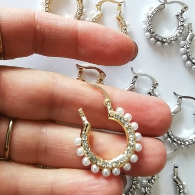 Brincos argola com pérolas e cristais em metal dourado e prateado