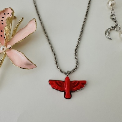 Colar com pendente ave vermelha e broche flor rosa com pérola.