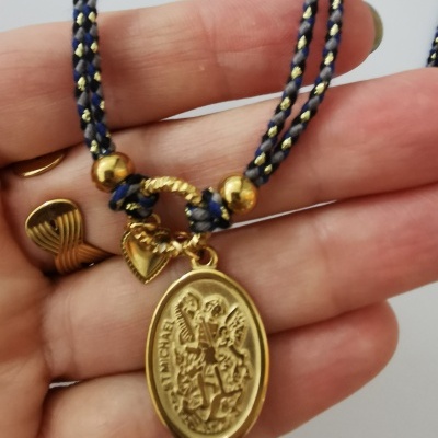 Colar com pendentes dourados e cordão azul e dourado trançado