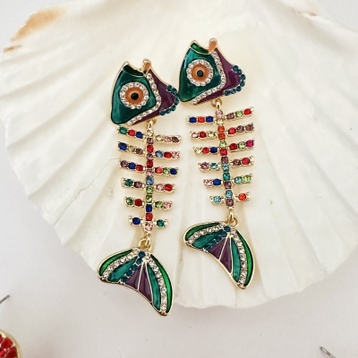 Brincos longos com design de esqueleto de peixe e detalhes coloridos