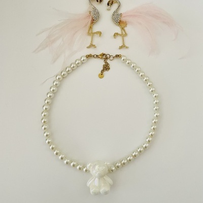 Conjunto de colar de pérolas com pendente ursinho e brincos de flamingos com penas cor-de-rosa