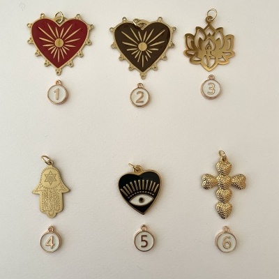 Seis pendentes dourados com esmalte colorido numerados de 1 a 6 sobre fundo branco