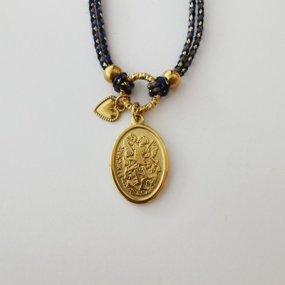 Colar com pendente oval dourado com figura e texto ST MICHAEL e coração pendurado