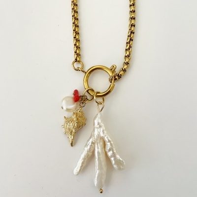 Colar dourado com pendentes em formato de concha e pérola irregular