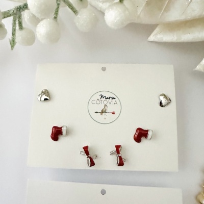 Conjunto de brincos natalícios em cartão branco da marca Maria Cotovia