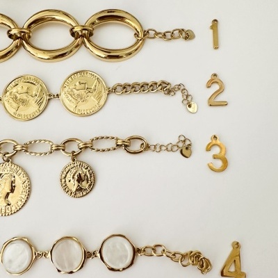 Quatro pulseiras douradas com diferentes designs e números dourados ao lado