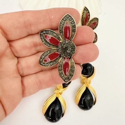 Brincos vintage flor vermelha com pedras pretas e gotas negras douradas