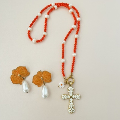 Colar de contas vermelhas com cruz branca e brincos dourados com pérola