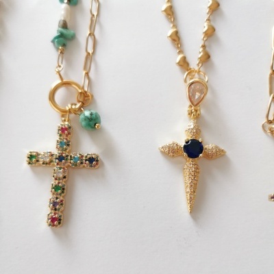 Colares com pendentes em cruz em metal dourado com pedras coloridas e azul