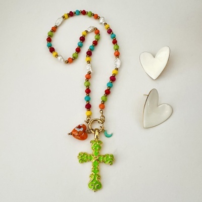 Colar com contas coloridas e pendente cruz verde e brincos brancos coração