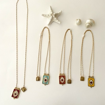Cinco colares com pendentes e conchas decorativas