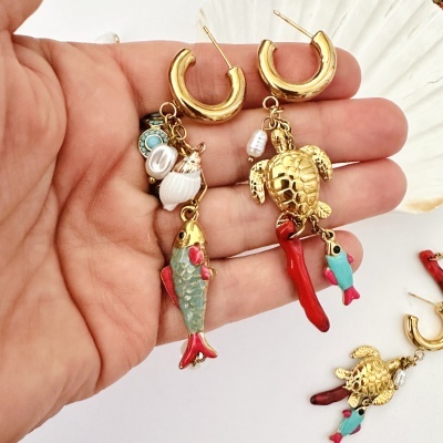 Brincos dourados com pendentes de peixe, tartaruga, coral, concha e pérola