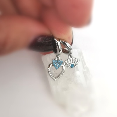Brincos em prata com pingentes de coração e olho azul