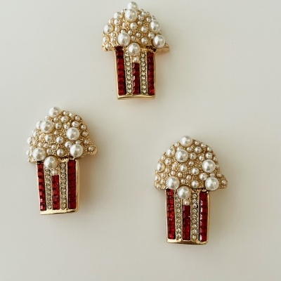 Três broches decorativos formato balde de pipocas com pérolas e strass vermelhos e dourados
