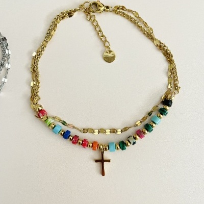 Pulseira dourada com contas coloridas e cruz pendurada