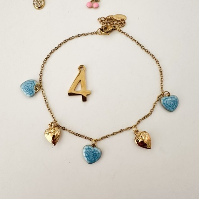 Pulseira dourada com corações azuis e dourados e pendente número 4