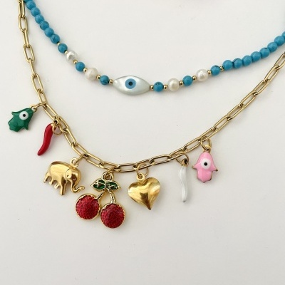 Dois colares, um de contas azuis com pérolas e olho azul, outro corrente dourada com vários pendentes coloridos.