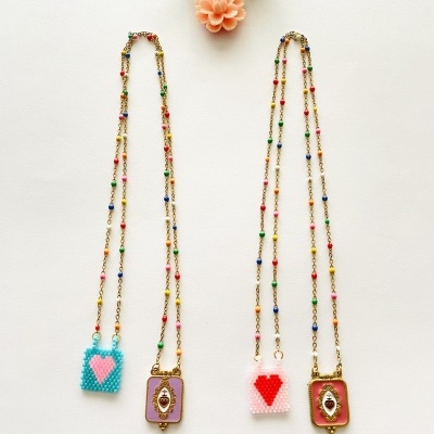 Quatro pulseiras coloridas com pendentes e contas, decoradas com búzios e flor coral