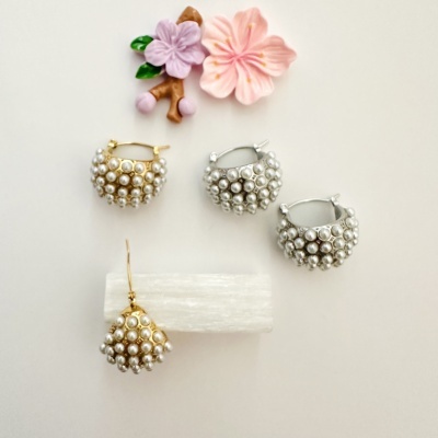 Brincos de argola dourados e prateados com pérolas e flores decorativas