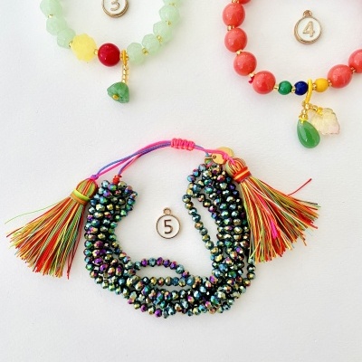 Três pulseiras coloridas numeradas sobre fundo branco