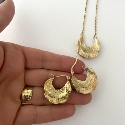 Conjunto de bijuteria dourada texturada com colar e brincos