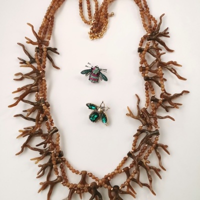 Colar com contas castanhas e ramos secos com dois broches coloridos