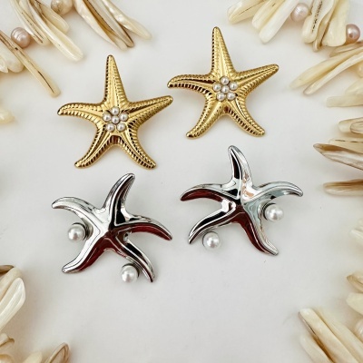 Brincos estrela do mar dourados e prateados com pérolas, rodeados por colares de madrepérola e pérolas
