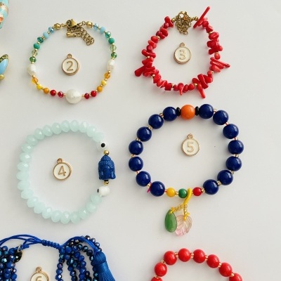 Sete pulseiras coloridas numeradas sobre fundo branco