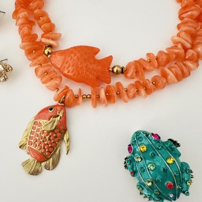 Colar coral com pingentes de peixe dourado e coral e broche rã verde com pedras coloridas