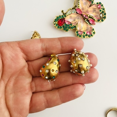 Brincos dourados com pedras coloridas e pérolas falsas e broche de borboleta colorida