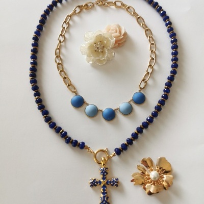 Colares e broches sobre fundo branco