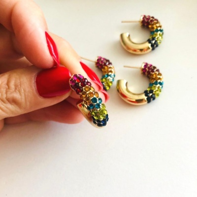 Brincos argola dourados com pedras coloridas em fundo branco