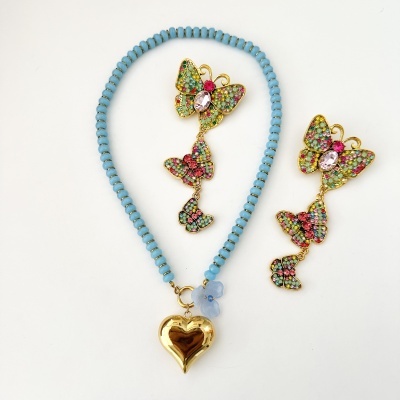 Conjunto azul e dourado de colar com coração e brincos com borboletas coloridas