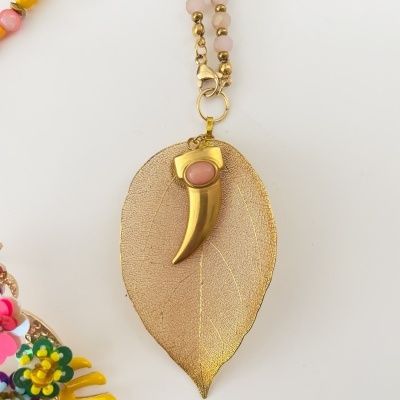 Colar com folha dourada translúcida e pedra rosa com contas cor-de-rosa