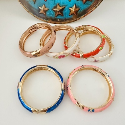 Conjunto de pulseiras coloridas com detalhes florais e dourados