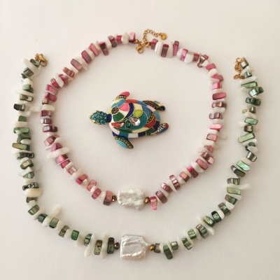 Colares com contas irregulares verdes e rosa com pérola, e broche tartaruga colorido