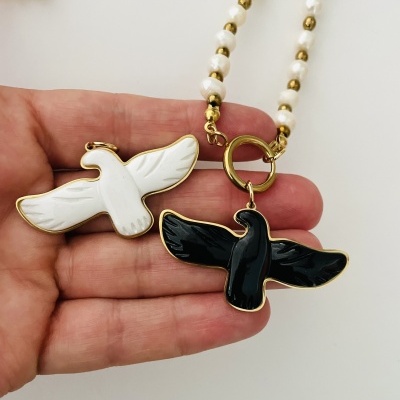 Colar com pendentes de pássaro branco e preto com contornos dourados e pérolas brancas e douradas