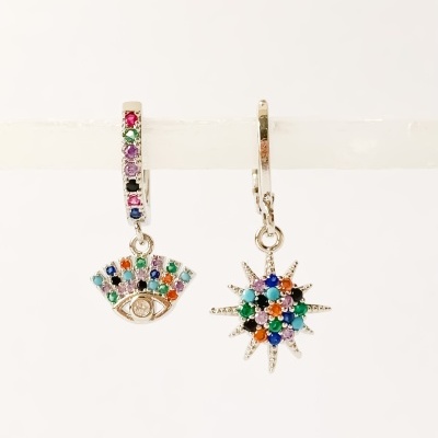 Brincos prateados com pedras coloridas e design de olho e estrela