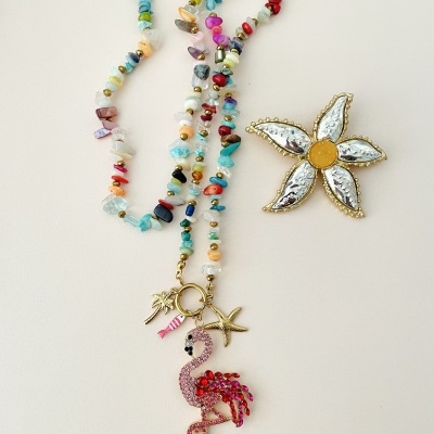 Colar colorido com pendente de flamingo e broche de flor prateada