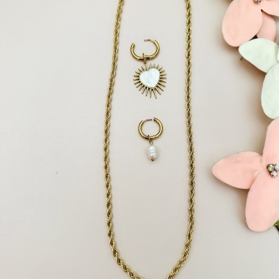 Conjunto de corrente dourada e dois brincos com pendentes heart e pérola