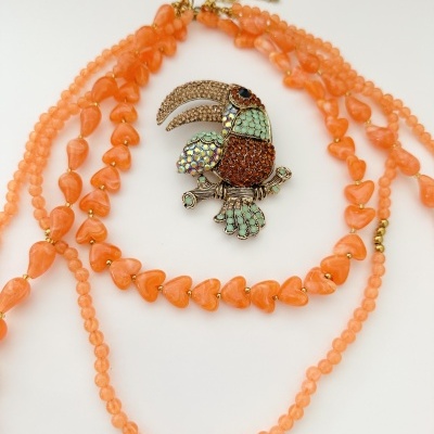 Colar de contas laranja com pingente de pássaro com pedras coloridas