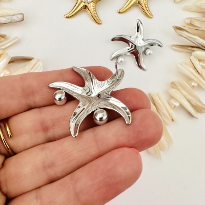 Brincos estrela-do-mar em metal prateado e dourado com pérolas e conchas ao redor