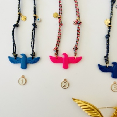 Colares com pássaros coloridos e pendentes numerados