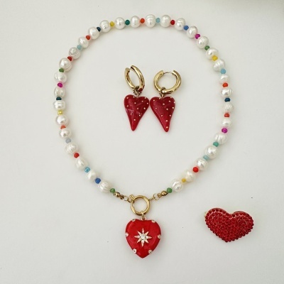 Conjunto de joias com colar de pérolas coloridas, brincos de coração vermelho dourado e broche de coração vermelho com strass