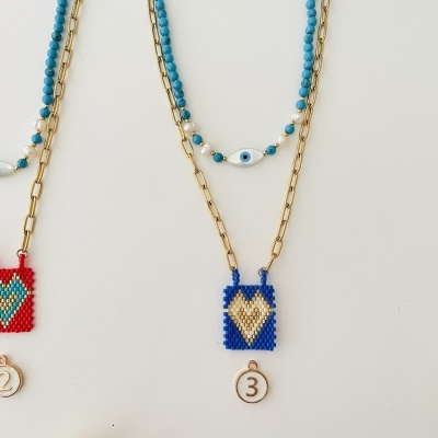Colares com pingentes de miçangas coloridas e correntes douradas