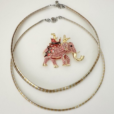 Colar delicado com pendente elefante cor-de-rosa adornado com pedras brilhantes