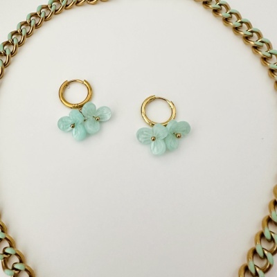 Colar dourado com elos e detalhes verdes e brincos dourados com flores verdes