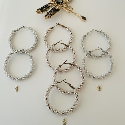 Brincos de argola de pérolas com broche de libélula dourada e preta