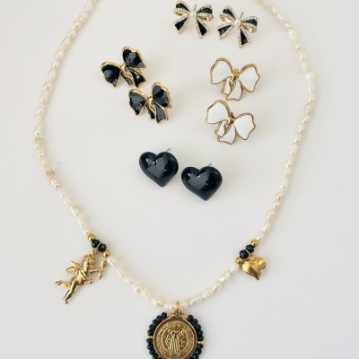 Colar de pérolas com pendente dourado e cinco pares de brincos variados